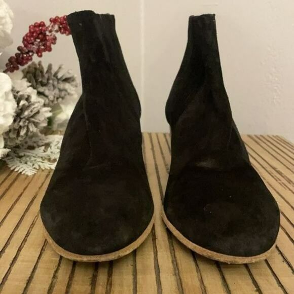 Vince Women's Suede Ankle Booties Black 7M Made in Italy - Picture 6 of 9